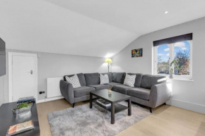 Elegant Top Floor 2BR Apt, 3mins Maida Vale Tube!